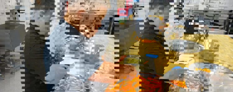 Borger der forberede mad i køkken