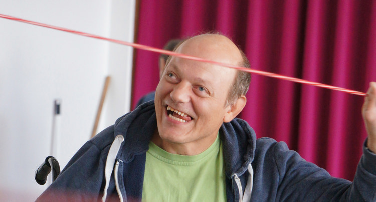 Glad borger der deltager i en fælles aktivitet